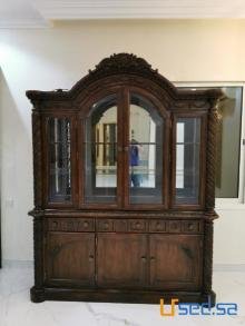 طاولة طعام مع دولاب