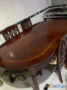 طاولة طعام مع ٤ كراسي مستعملة للبيع
