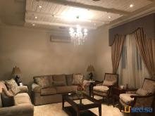 كنب استعمال نظيف مع طاولات وستاره وثريا