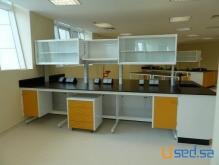 اثاث مختبرات طبية وكبائن عيادات الاسنان